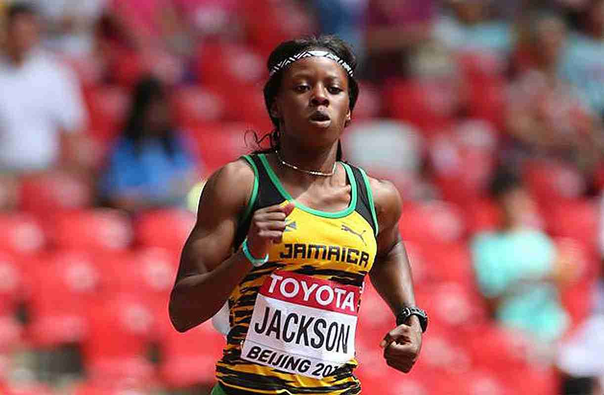 Shericka Jackson running in the 400