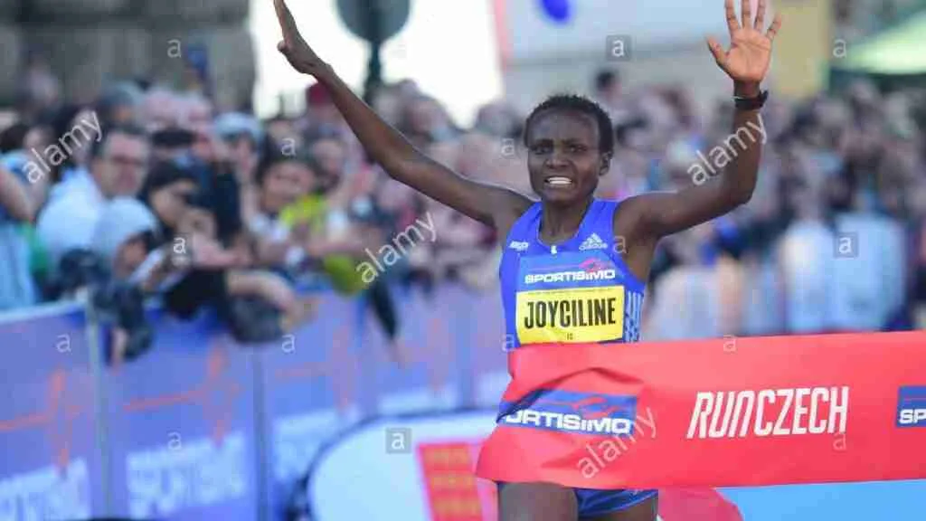 Joyciline-Jepkosgei-on-her-way-to-winning