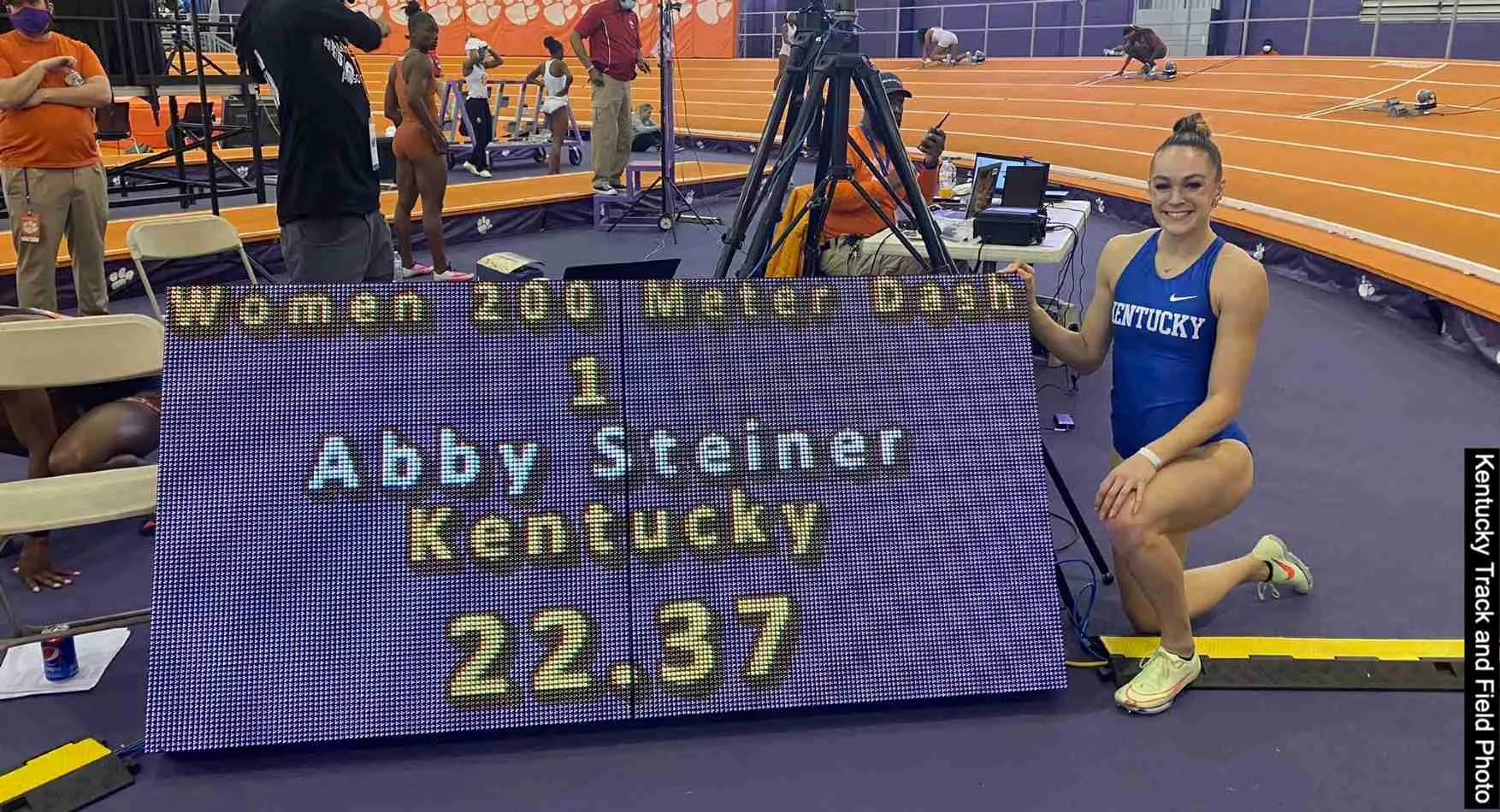 Abby-Steiner-breaks-NCAA-indoor-200m-record-with-22.37-run