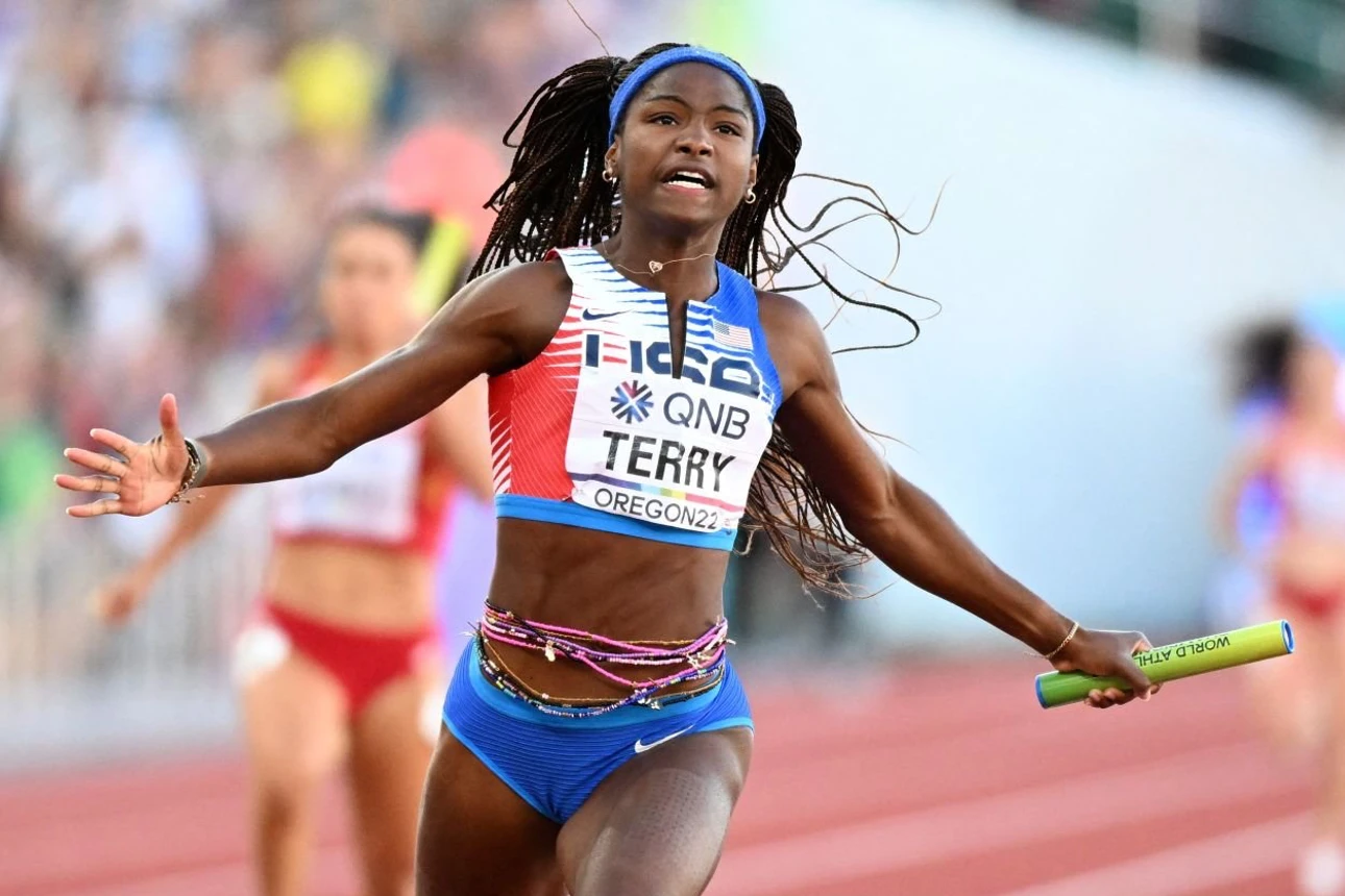 USA stuns Jamaica, wins women's 4x100m world title