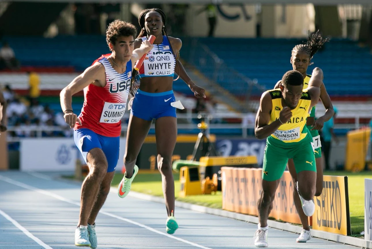USA and Jamaica in the 4x400m mixed relay at the World U20 Championships 2022