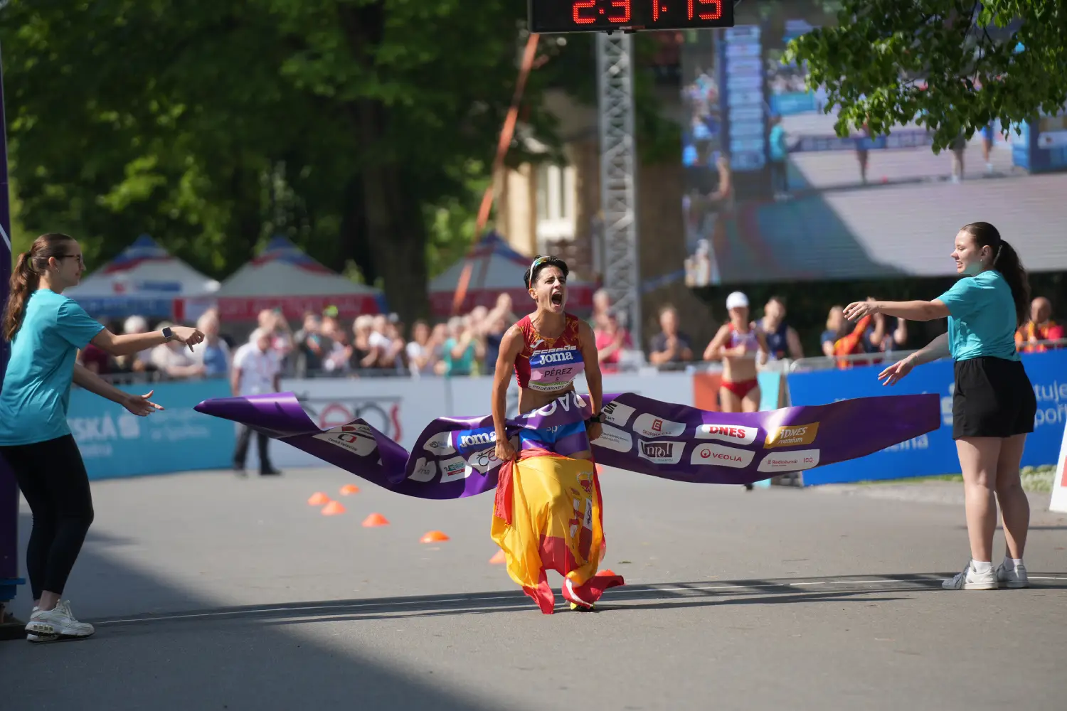 Maria Perez breaks women’s 35km race walk world record