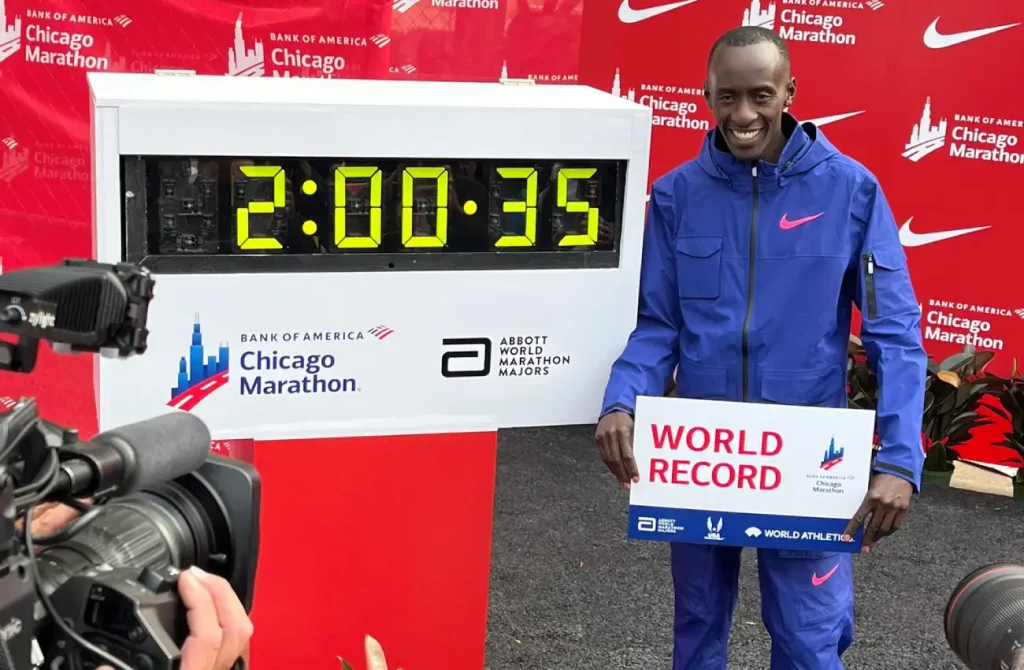 kenyan kelvin kiptum breaks the marathon world record at the Chicago Marathon 2023