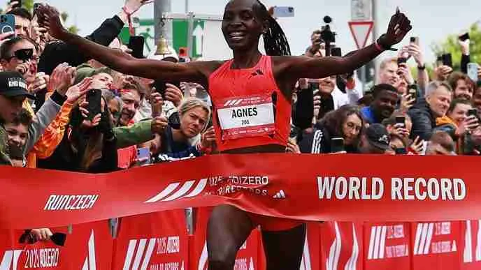 Agnes Jebet Ngetich breaks 10km world record