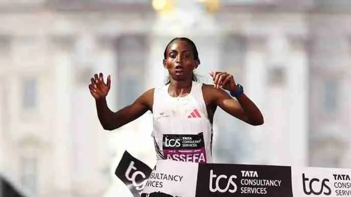Tigist Assefa celebrates winning at the London Marathon 2025