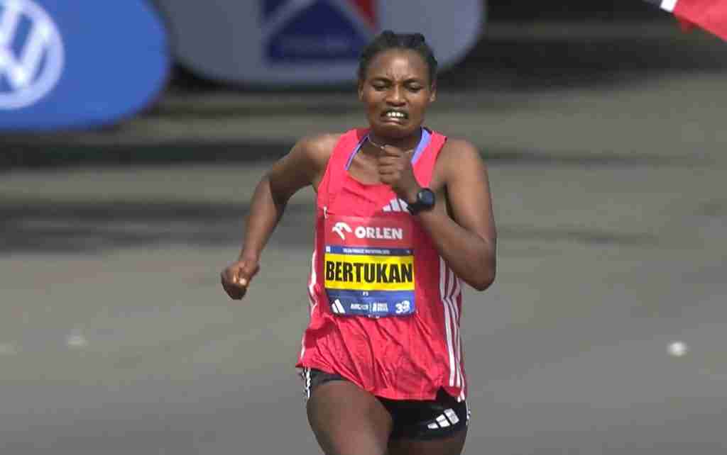 Bertukan Welde Sura winning the 2025 ORLEN Prague Marathon