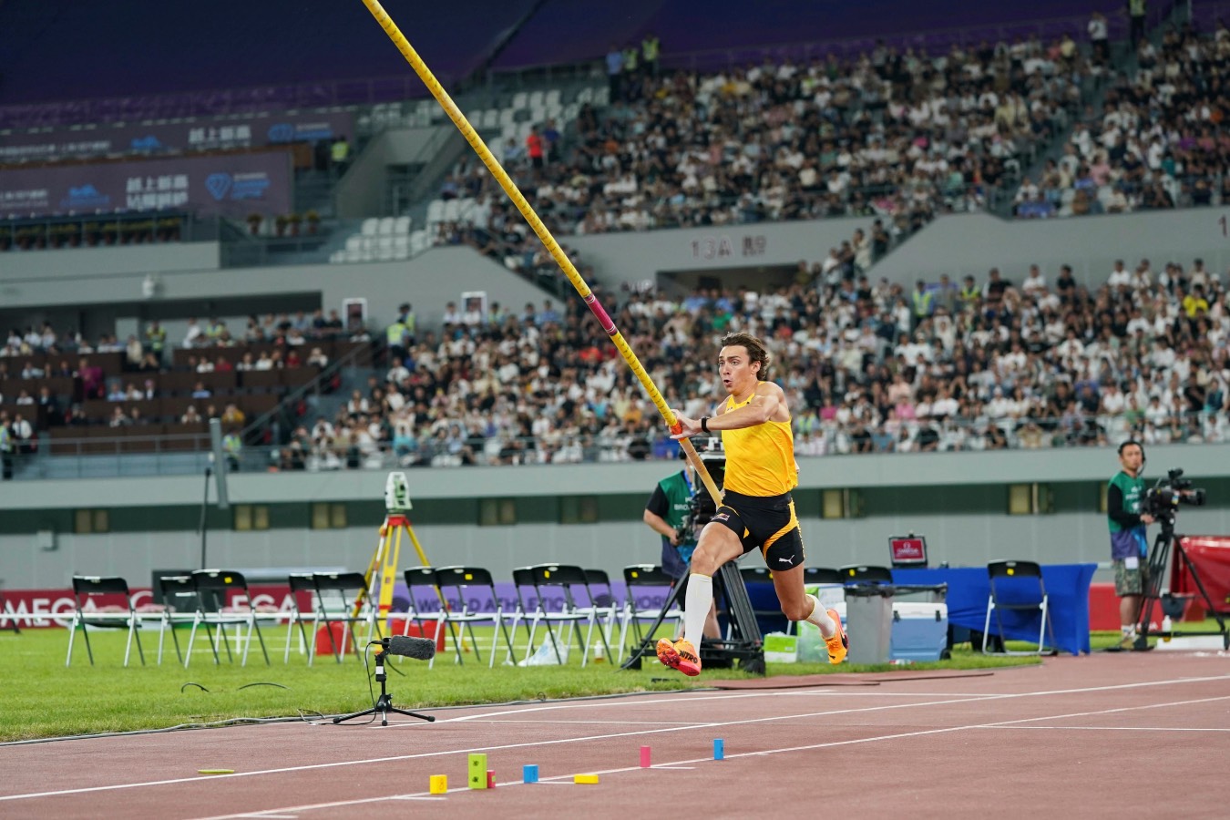 Mondo Duplantis wins Pole Vault at Shanghai-Keqiao Diamond League 2025
